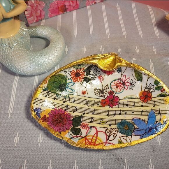 DECOUPAGE CLAM SHELL DECOUPAGE MUSIC 🎶 NOTES AND FLOWERS 💐 ON A CLAM SHELL - Picture 4 of 10